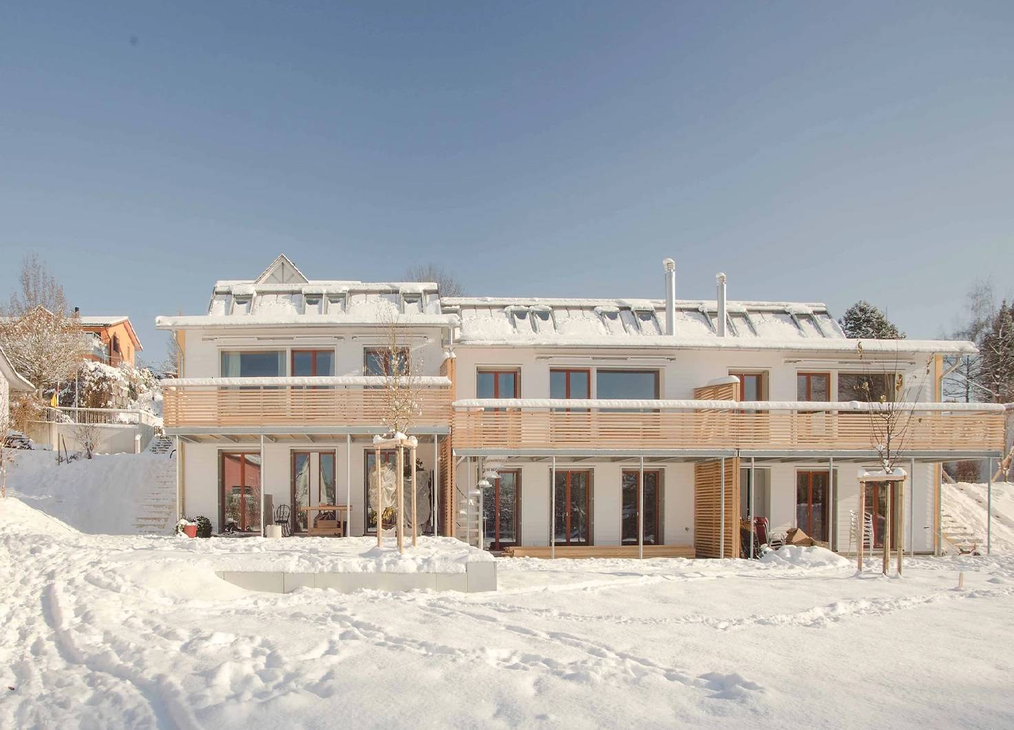 Schneebedecktes Mehrfamilienhaus in Wetzikon
