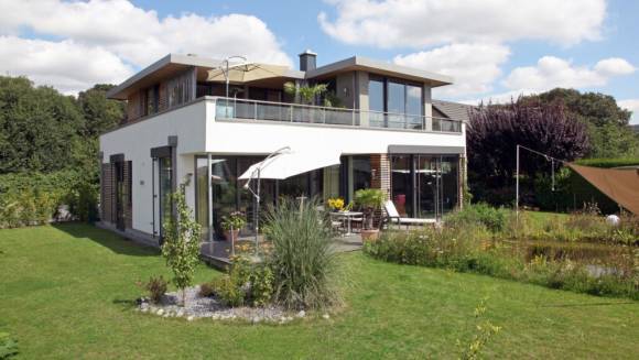 Modernes Einfamilienhaus mit grossem Garten und Teich